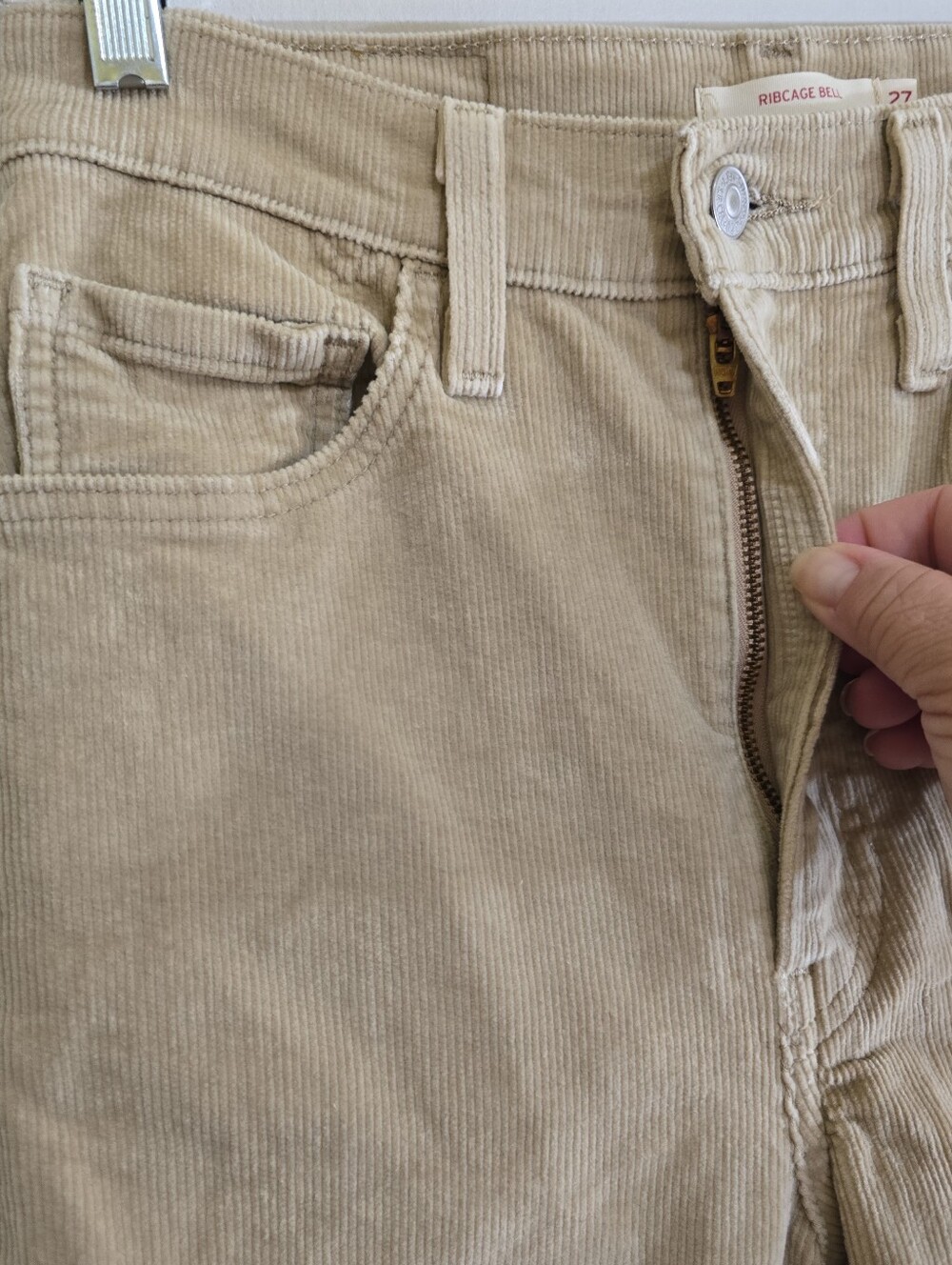 Levi's Ribcage Bell Corduroy Jeans 27x31 Tan Color Retro 70s Fit High Rise Soft - Picture 4 of 10